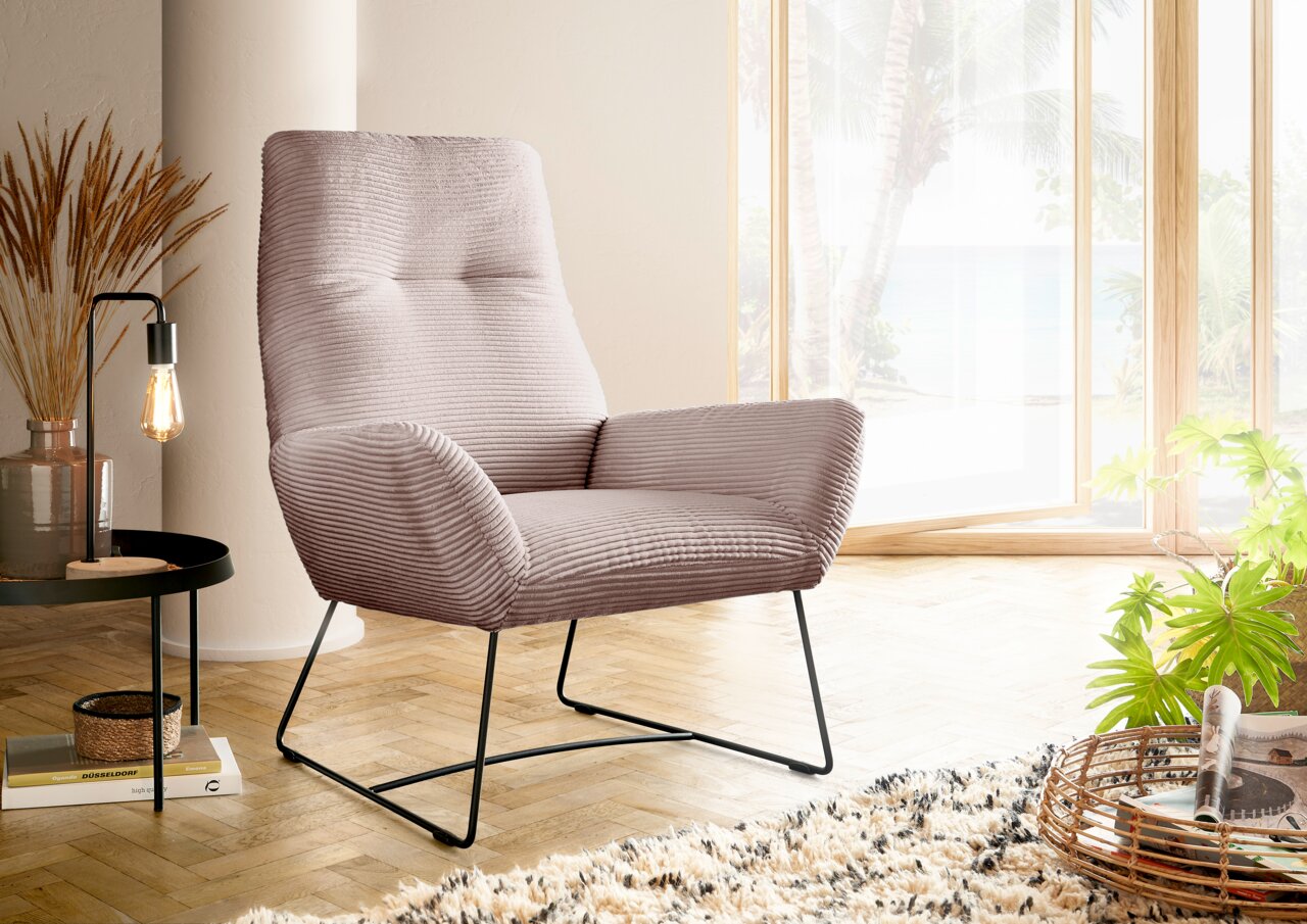 Lounge Handmade Sessel LH-BEN Moderner Sessel mit geripptem Stoffbezug in einem hellen Raum, seitliche Perspektive