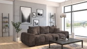 Modernes Funktionssofa in einem stilvollen Wohnzimmer mit großen Fenstern und Stadtblick, seitliche Perspektive.