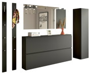 Modernes Garderobenset in dunklem Design mit Spiegel, Hakenleisten und Stauraum, seitliche Perspektive.