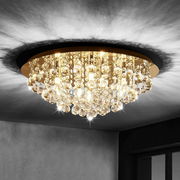 Elegante Deckenleuchte mit funkelnden Kristallen, von unten betrachtet.