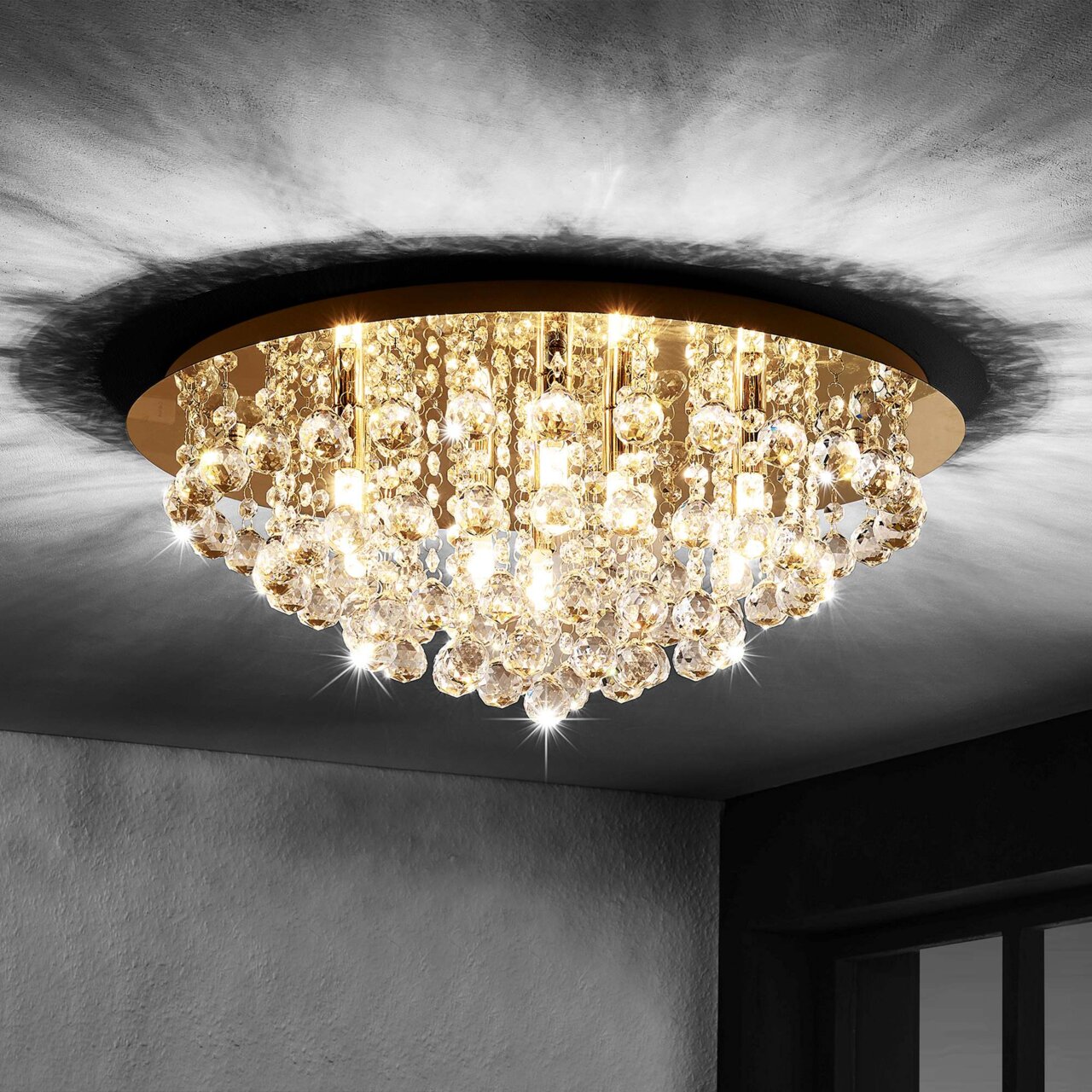 Novel Deckenleuchte Elegante Deckenleuchte mit funkelnden Kristallen, von unten betrachtet.