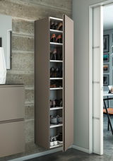 Moderner Hänge-Garderobenschrank mit offener Tür, gefüllt mit Schuhen, seitliche Perspektive