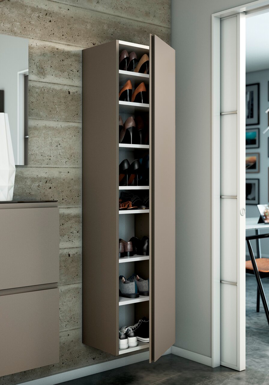 Moderano Hänge-Garderobenschrank LECCO Moderner Hänge-Garderobenschrank mit offener Tür, gefüllt mit Schuhen, seitliche Perspektive