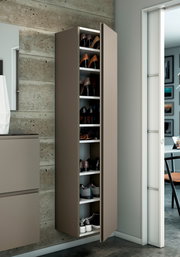 Moderner Hänge-Garderobenschrank mit offener Tür, gefüllt mit Schuhen, seitliche Perspektive