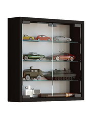 Schwarze Glasvitrine mit Schiebetüren und mehreren Glasböden, gefüllt mit Modellautos und Militärmodellen, frontale Ansicht mit leichter Perspektive von links