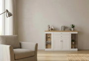 Skandinavisches Sideboard in Weiß mit Holzplatte, Schubladen und Vitrinentüren, dekoriert mit Vasen, Büchern und Pflanzen, in einem hellen Wohnzimmer – Frontalansicht.