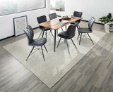 Moderner Esstisch mit Holzplatte und schwarzen Stühlen in einem hellen Raum, von oben betrachtet.