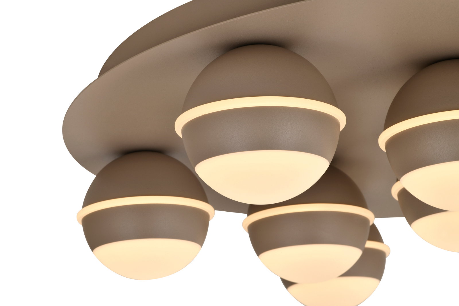 Nahaufnahme einer modernen LED-Deckenleuchte mit mehreren kugelförmigen Leuchtelementen, seitliche Perspektive