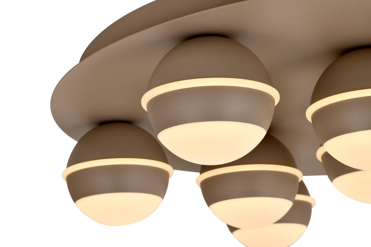 Close-up van een moderne led-plafondlamp met meerdere bolvormige lichtelementen, gezien vanaf de zijkant