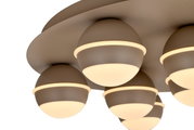 Close-up van een moderne led-plafondlamp met meerdere bolvormige lichtelementen, gezien vanaf de zijkant