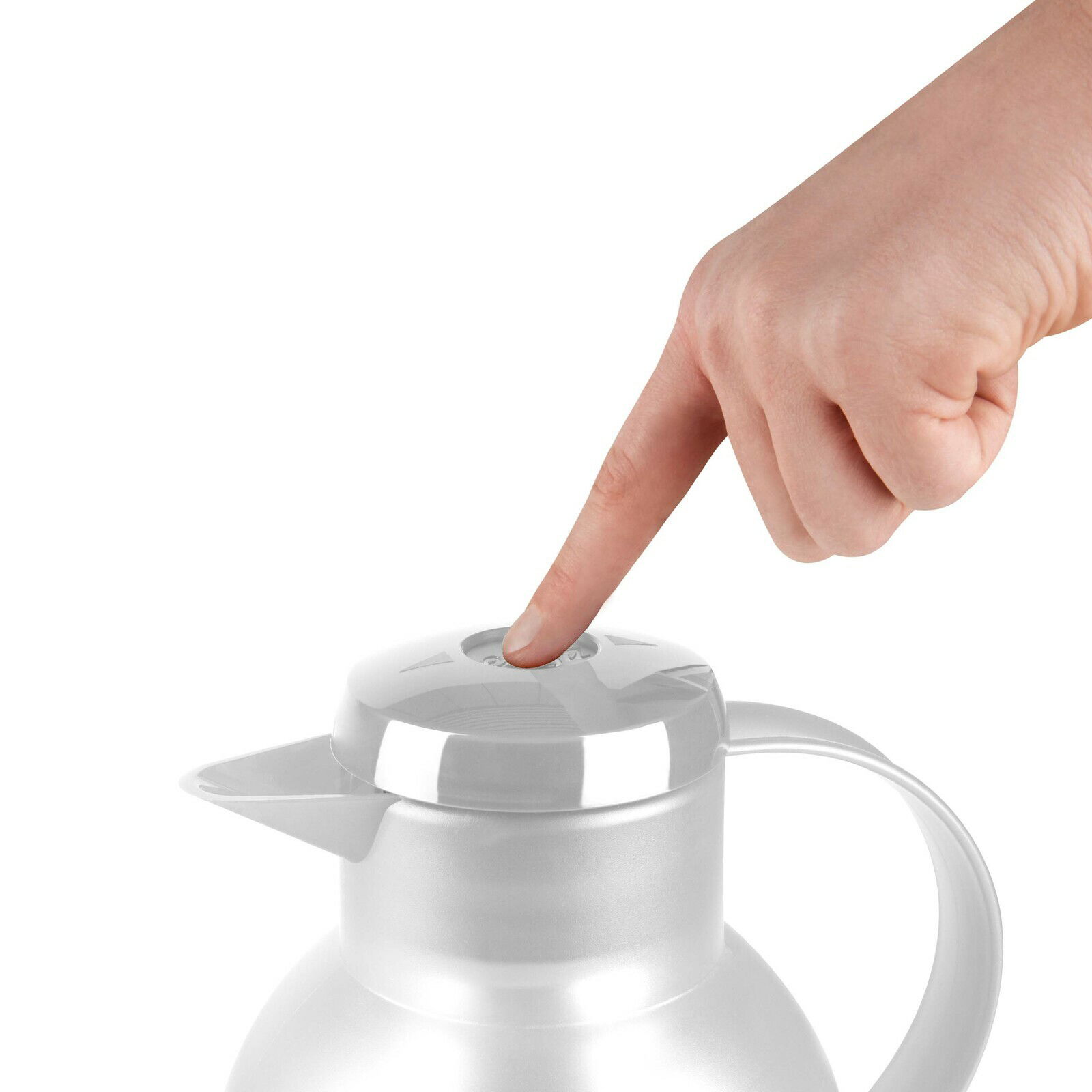 Weiße Isolierkanne SAMBA mit einem Finger, der den Deckel von oben drückt.