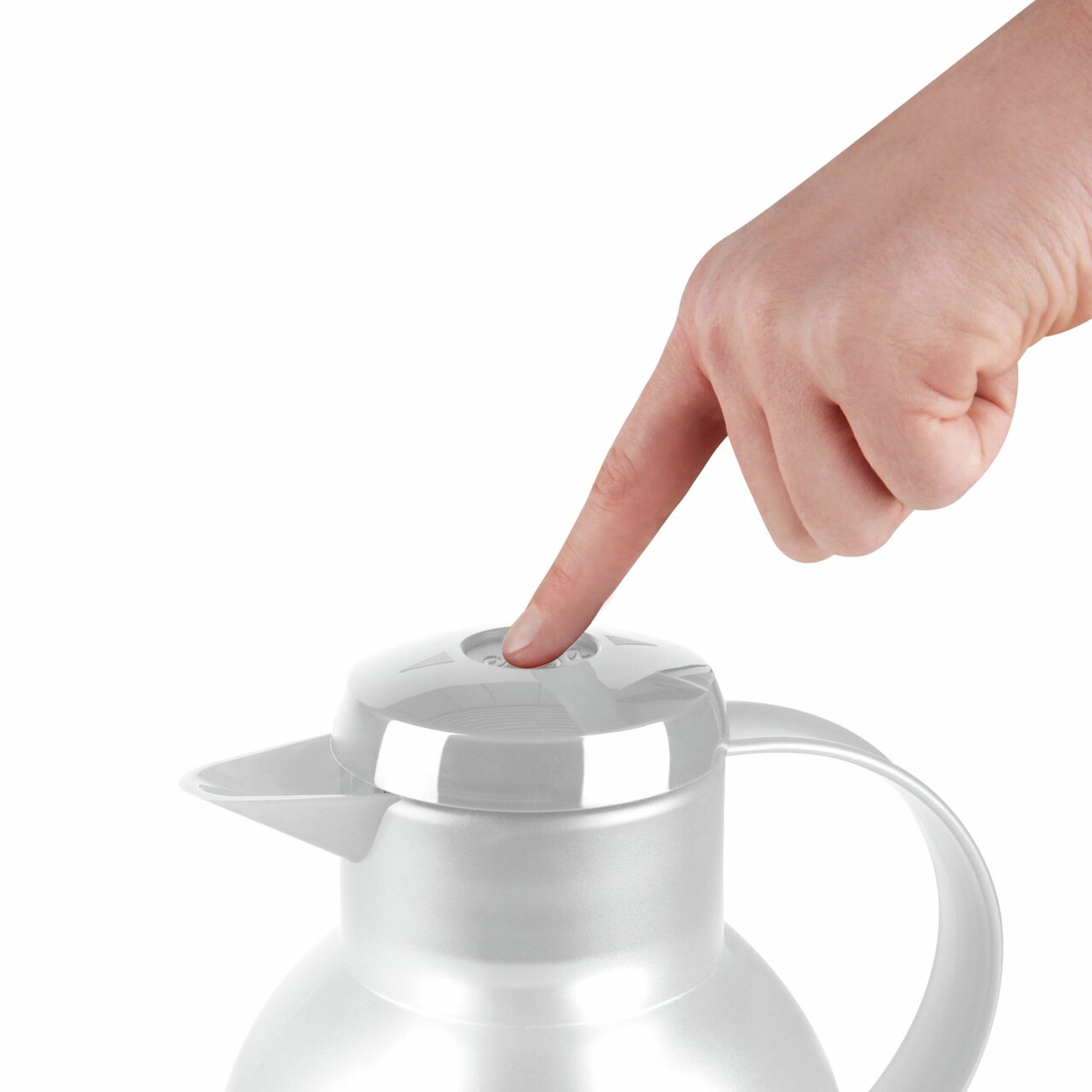 Weiße Isolierkanne SAMBA mit einem Finger, der den Deckel von oben drückt.