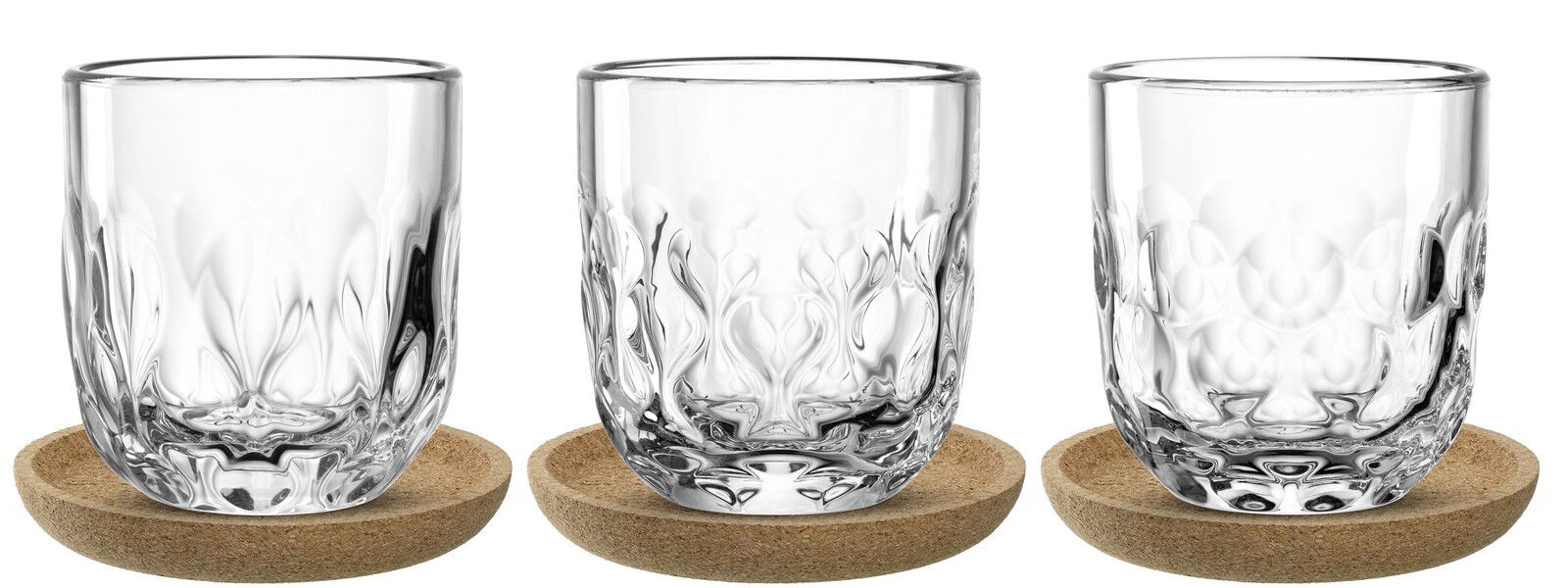 Leonardo Kaffee-Set 6-tlg. GOCCE Drei elegante, klare Kaffeegläser mit dekorativem Muster, präsentiert auf runden Untersetzern, Frontalansicht.