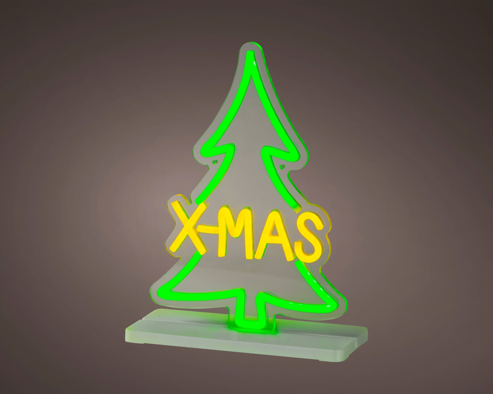 Leuchtende Weihnachtsdekoration in Tannenbaumform mit grüner Kontur, gelbem X-MAS-Schriftzug und weißem Standfuß, frontal aus leichter Seitenperspektive betrachtet