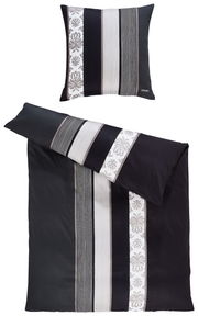 Bettwäsche-Set mit Streifen- und Blumenmuster in Schwarz, Weiß und Grau, bestehend aus einem Kissenbezug und einem Bettdeckenbezug, aus der Vogelperspektive fotografiert.