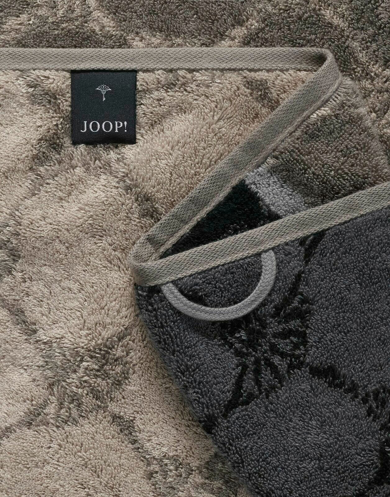 Nahaufnahme eines luxuriösen Duschtuchs mit elegantem Muster und JOOP!-Label, in einer diagonalen Perspektive.
