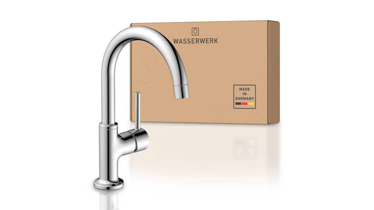 Moderne Waschtischarmatur aus glänzendem Chrom in Seitenansicht vor einer Verpackung mit der Aufschrift 'Wasserwerk' und 'Made in Germany'.