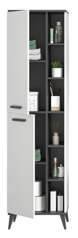 Moderner Hochschrank mit zwei offenen Türen, gefüllt mit Handtüchern, Pflanzen und Pflegeprodukten, aus einer frontalen Perspektive.