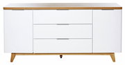 Weißes Sideboard mit drei Schubladen und zwei Türen, Holzoberfläche und -füße, frontale Ansicht
