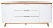 Weißes Sideboard mit drei Schubladen und zwei Türen, Holzoberfläche und -füße, frontale Ansicht