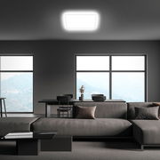 Moderne LED-Deckenleuchte in einem stilvollen Wohnzimmer, von unten betrachtet.