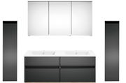 Moderne Badkombination mit zwei Waschbecken, zwei hohen Schränken und einem großen Spiegelschrank, Frontalansicht