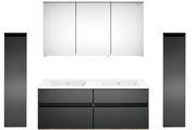Moderne Badkombination mit zwei Waschbecken, zwei hohen Schränken und einem großen Spiegelschrank, Frontalansicht