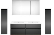 Moderne Badkombination mit zwei Waschbecken, zwei hohen Schränken und einem großen Spiegelschrank, Frontalansicht