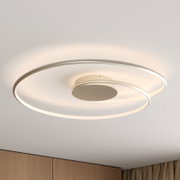 Moderne LED-Deckenleuchte in Ringform mit zwei überlappenden Lichtkreisen in Weiß, warmweiß leuchtend, montiert an der Zimmerdecke; Perspektive von unten schräg nach oben