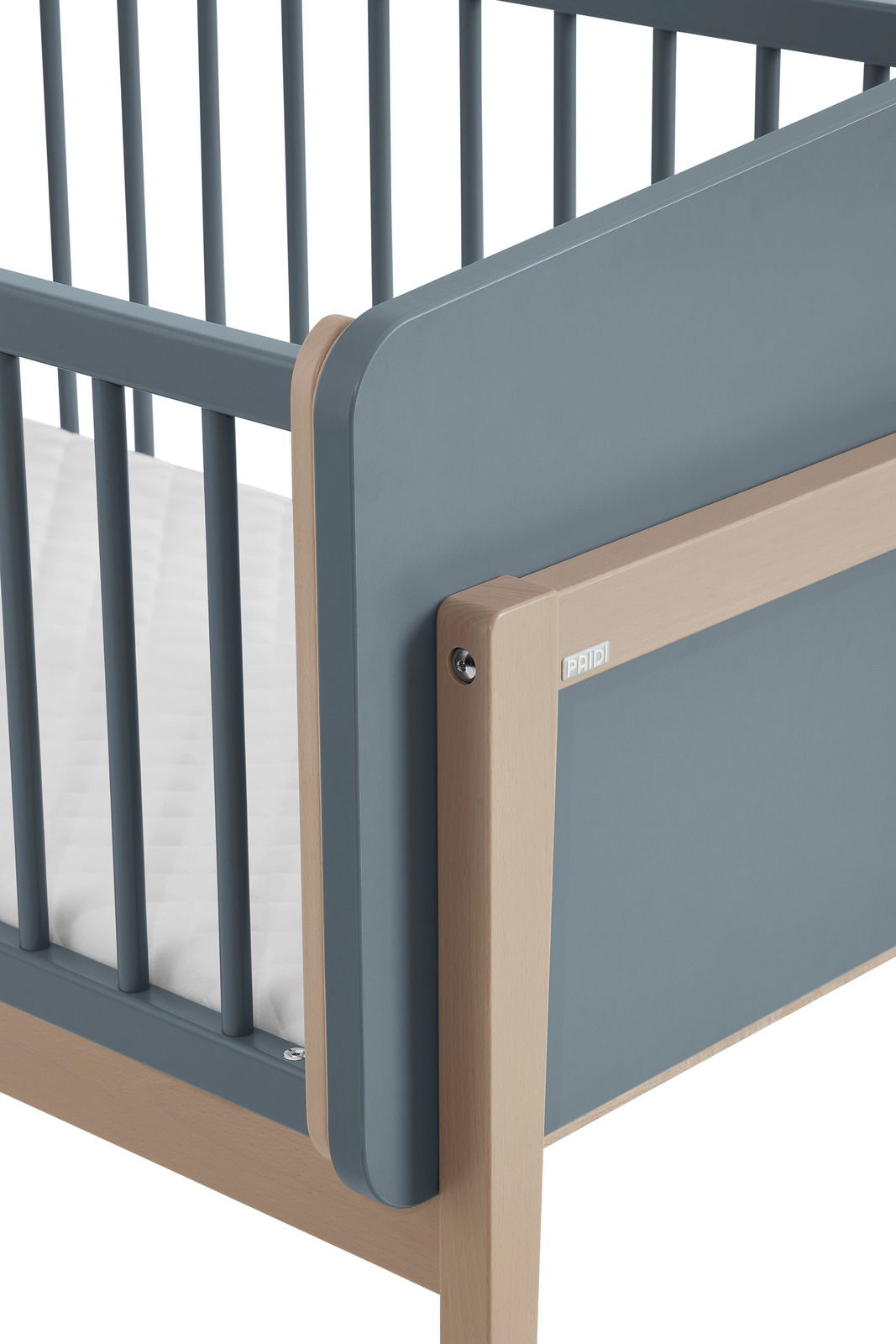 Nahaufnahme eines modernen Anstellbetts mit blauen und holzfarbenen Elementen, seitliche Perspektive