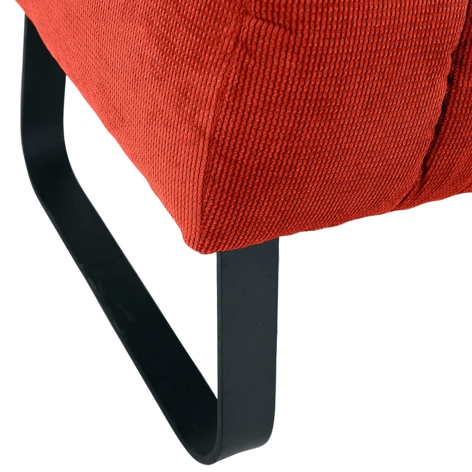 Nahaufnahme einer roten 2er-Sitzbank mit schwarzem Metallgestell, seitliche Perspektive