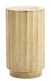 Heller, zylindrischer Holz-Beistelltisch/Hocker mit facettierter Oberfläche und rundem Sockel, freigestellt auf Weiß, Frontansicht leicht von oben