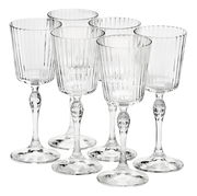 Sechsteiliges Set von eleganten Cocktailgläsern mit geriffeltem Design, aus seitlicher Perspektive fotografiert.