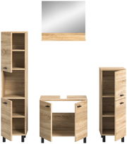 Badkombination aus Holzoptik mit zwei hohen Schränken, einem Waschbeckenunterschrank und einem Spiegel, frontal betrachtet.