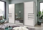 Moderner dreitüriger Schwebetürenschrank mit Spiegel in einem stilvollen Raum, seitliche Perspektive.