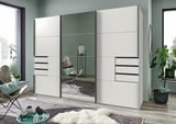Moderner dreitüriger Schwebetürenschrank mit Spiegel in einem stilvollen Raum, seitliche Perspektive.