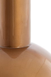 Nahaufnahme eines braunen Lampenfußes mit glänzender Oberfläche, seitliche Perspektive