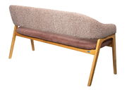 Rückansicht einer modernen Sitzbank mit Holzgestell und gepolsterter Rückenlehne in beige und braunem Sitzkissen.