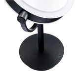 Nahaufnahme eines schwarzen Standkosmetikspiegels mit Touch-Funktion, seitliche Perspektive