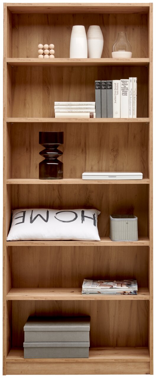 Holzregal mit mehreren Fächern, gefüllt mit Büchern, Dekorationsgegenständen und Kissen, frontal betrachtet.