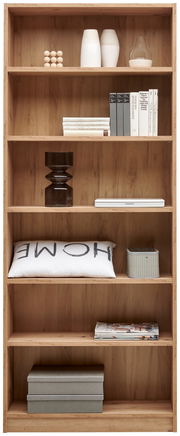 Holzregal mit mehreren Fächern, gefüllt mit Büchern, Dekorationsgegenständen und Kissen, frontal betrachtet.