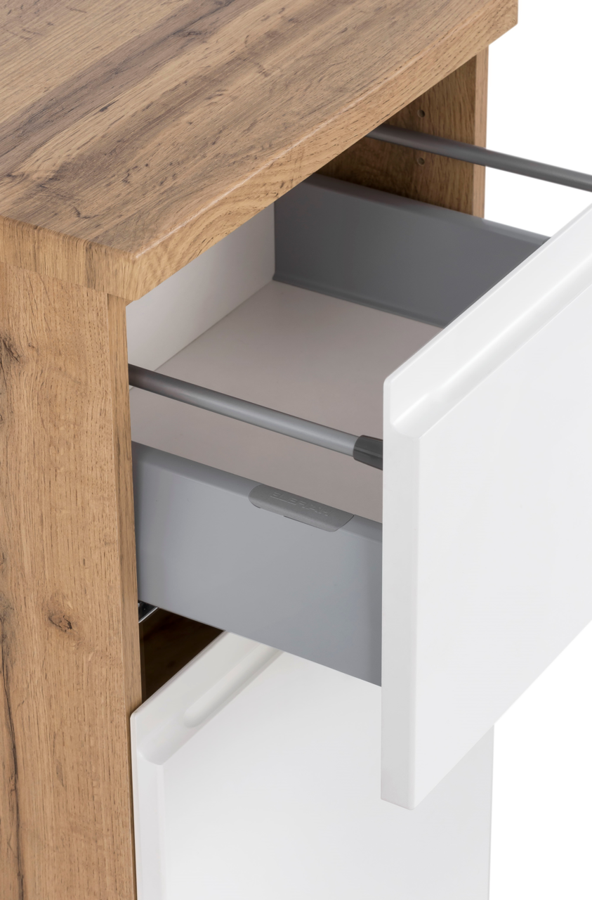 Nahaufnahme eines Unterschranks mit Holzoptik und weißer Schublade, teilweise geöffnet, aus seitlicher Perspektive.