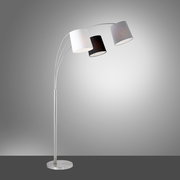 Moderne Stehleuchte aus Stahl mit drei gebogenen Armen und unterschiedlich farbigen Lampenschirmen in Weiß, Schwarz und Grau, seitliche Perspektive.