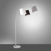 Moderne Stehleuchte aus Stahl mit drei gebogenen Armen und unterschiedlich farbigen Lampenschirmen in Weiß, Schwarz und Grau, seitliche Perspektive.