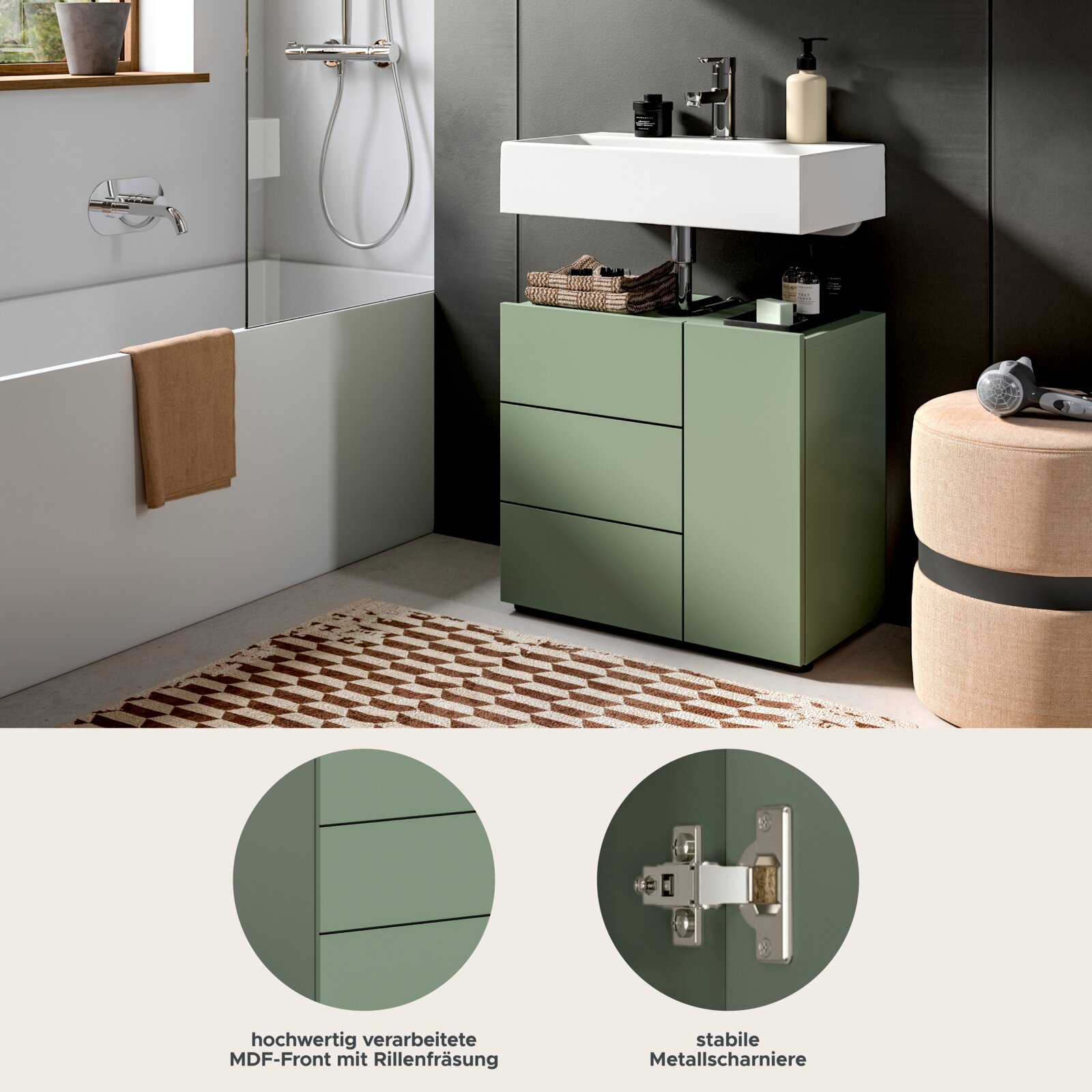 Modernes Bad mit grünem Waschtischunterschrank und weißem Aufsatzwaschbecken, Front mit Rillenfräsung und Metallscharnieren; Ansicht schräg von vorn rechts.