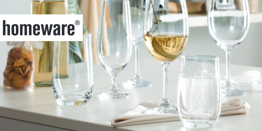 Eine Auswahl an Gläsern auf einem weißen Tisch, bestehend aus Weingläsern, Flötengläser und einem Wasserglas.