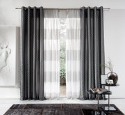 Grauer Ösenvorhang von Stöckel & Grimmler, Modell JOOP, in einem modernen Wohnzimmer. Der Vorhang hat ein elegantes Muster und hängt an einer Metallstange. Die Perspektive zeigt den Vorhang frontal mit einem Blick nach draußen durch das Fenster.