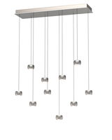 Moderne LED-Pendelleuchte mit mehreren zylindrischen Lampen, hängend an dünnen Kabeln von einer rechteckigen Deckenhalterung, seitliche Perspektive.