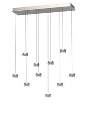 Moderne LED-Pendelleuchte mit mehreren zylindrischen Lampen, hängend an dünnen Kabeln von einer rechteckigen Deckenhalterung, seitliche Perspektive.