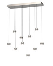 Moderne LED-Pendelleuchte mit mehreren zylindrischen Lampen, hängend an dünnen Kabeln von einer rechteckigen Deckenhalterung, seitliche Perspektive.